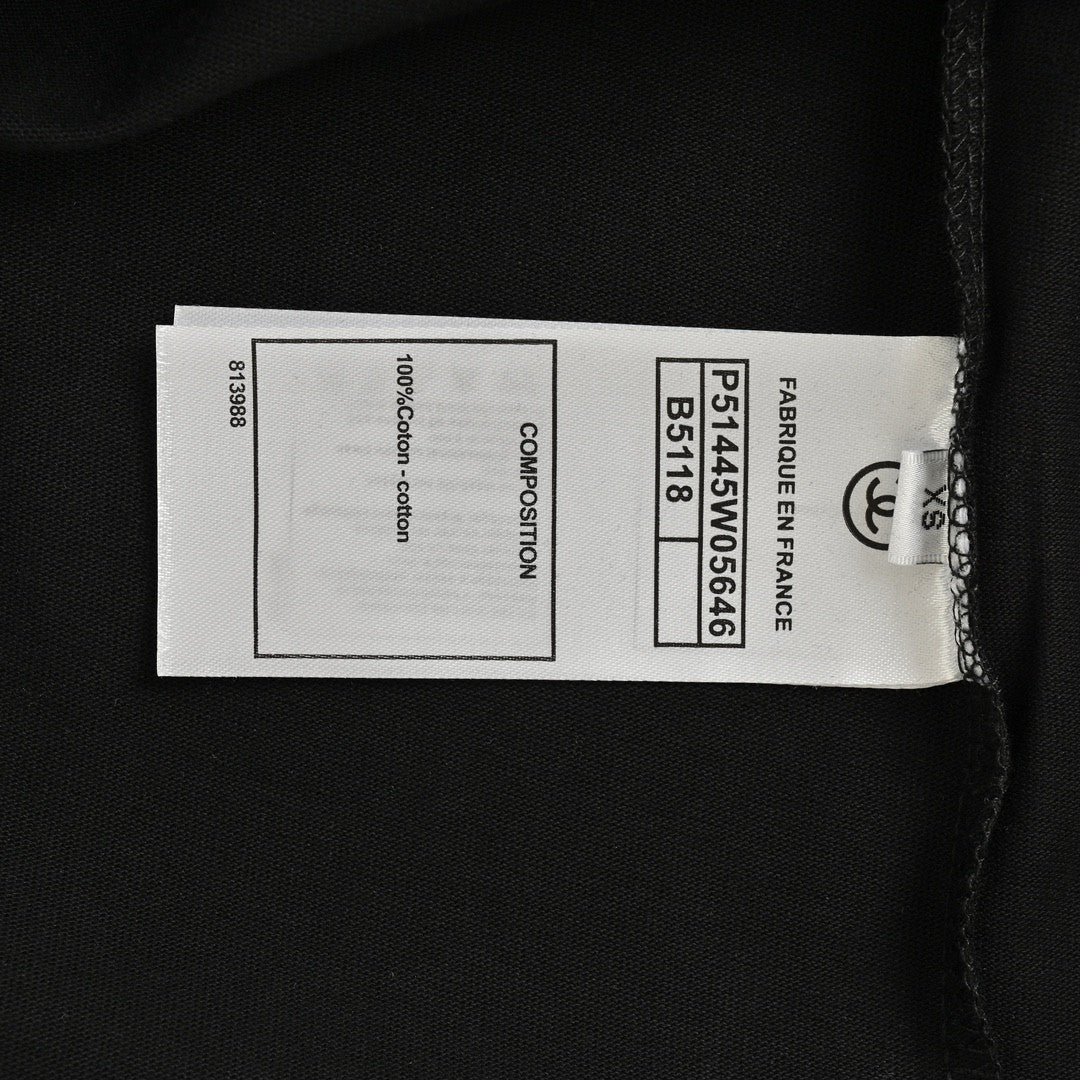 T-shirt noir Chanel à logo rose éclaboussé