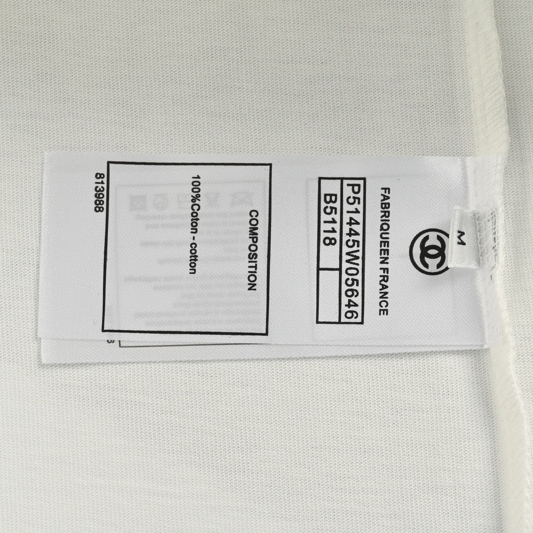 T-shirt Chanel à logo minimaliste (blanc)