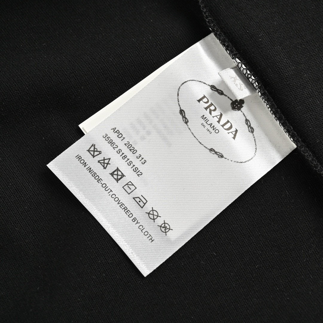 T-shirt Prada à logo triangulaire peint à la bombe (noir)