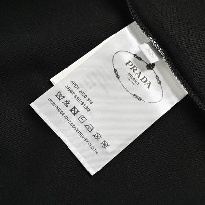 T-shirt Prada à logo triangulaire peint à la bombe (noir)