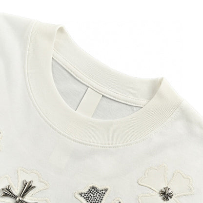 T-shirt blanc à col croisé avec motif cœurs chromés