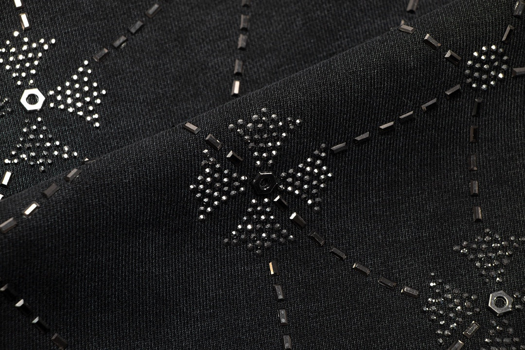 Sweat-shirt à motifs de cœurs chromés et strass, noir délavé