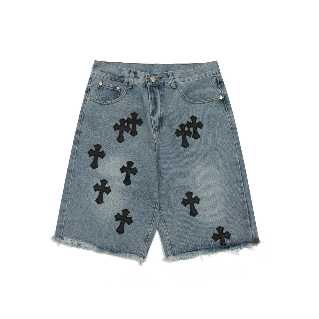 Short en jean délavé à motif cœurs chromés et croix noire