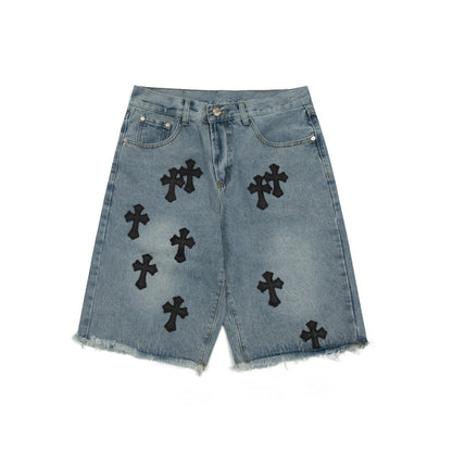 Short en jean délavé à motif cœurs chromés et croix noire