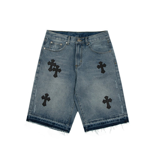Short en jean délavé à écusson croisé en forme de cœur chromé et bordure noire