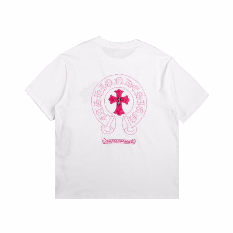 T-SHIRT BLANC ROSE AVEC LOGO DE FER À CHEVAL ET CŒURS CHROMÉS