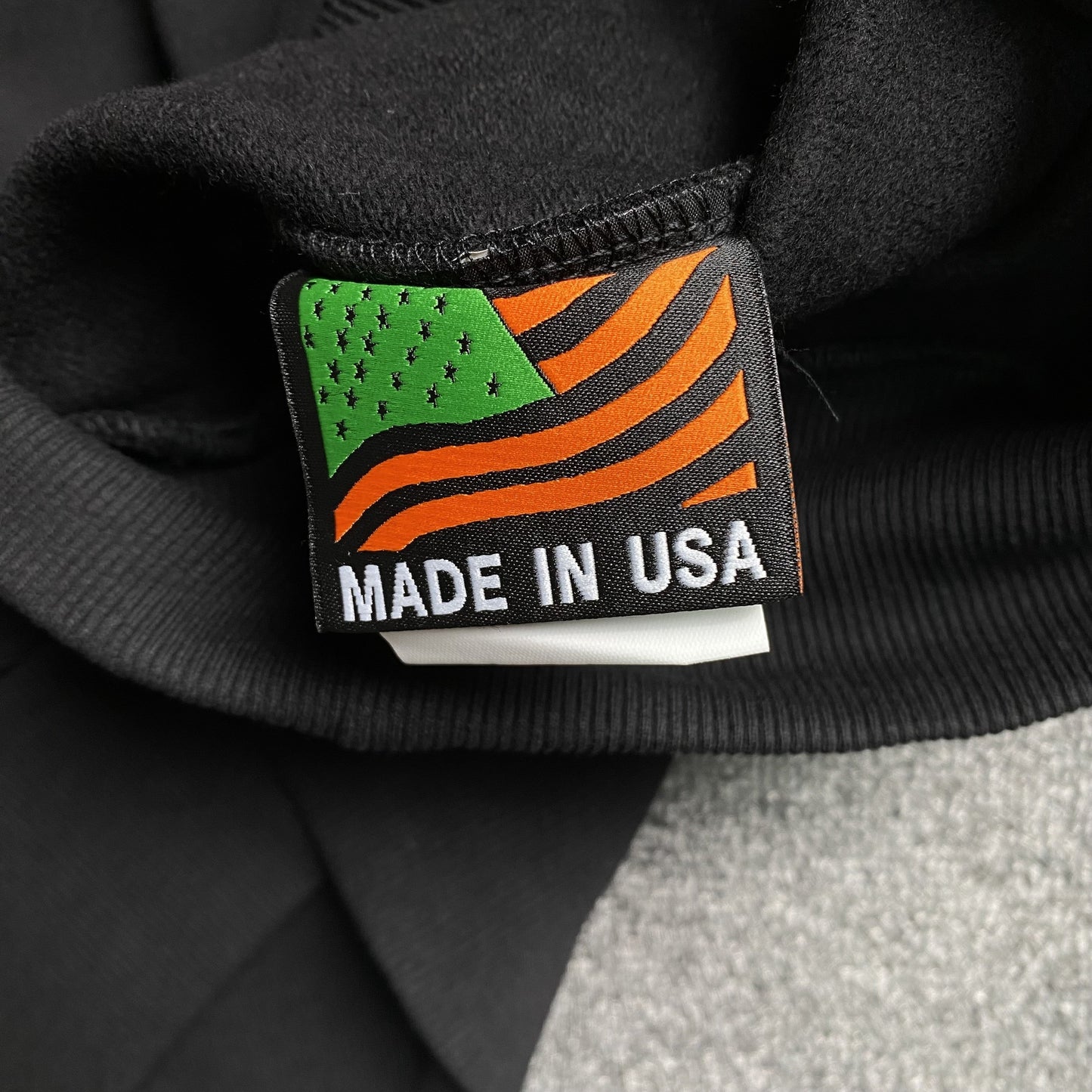 Sweat à capuche en coton avec couronne de denim déchirée, monochrome noir