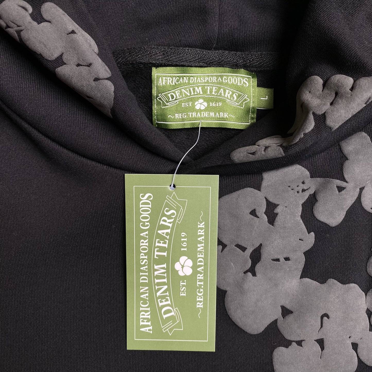 Sweat à capuche en coton avec couronne de denim déchirée, monochrome noir