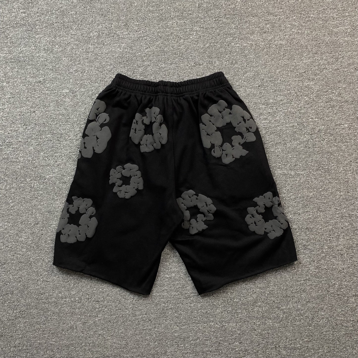 Short en coton à motif de déchirures en denim et couronne monochrome noir