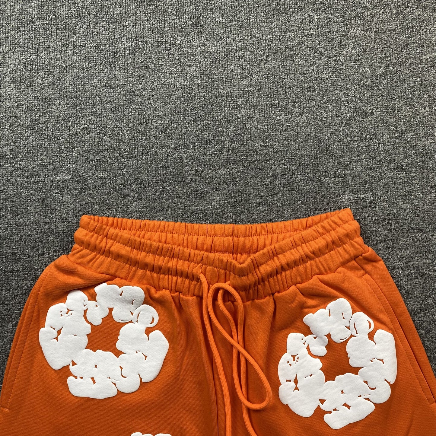Short en coton orange à motif de déchirures de denim