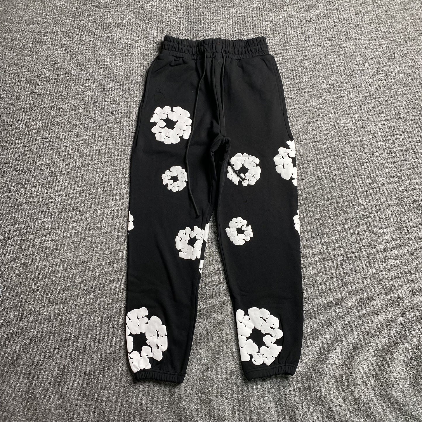 Pantalon de survêtement noir en coton déchiré et couronne