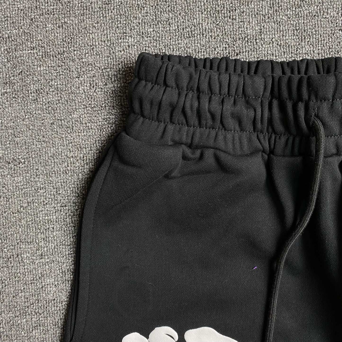 Pantalon de survêtement noir en coton déchiré et couronne