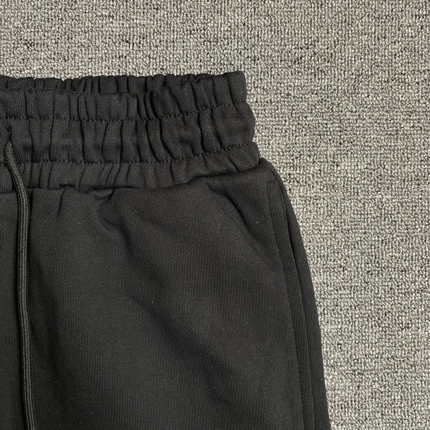 Pantalon de survêtement noir en coton déchiré et couronne