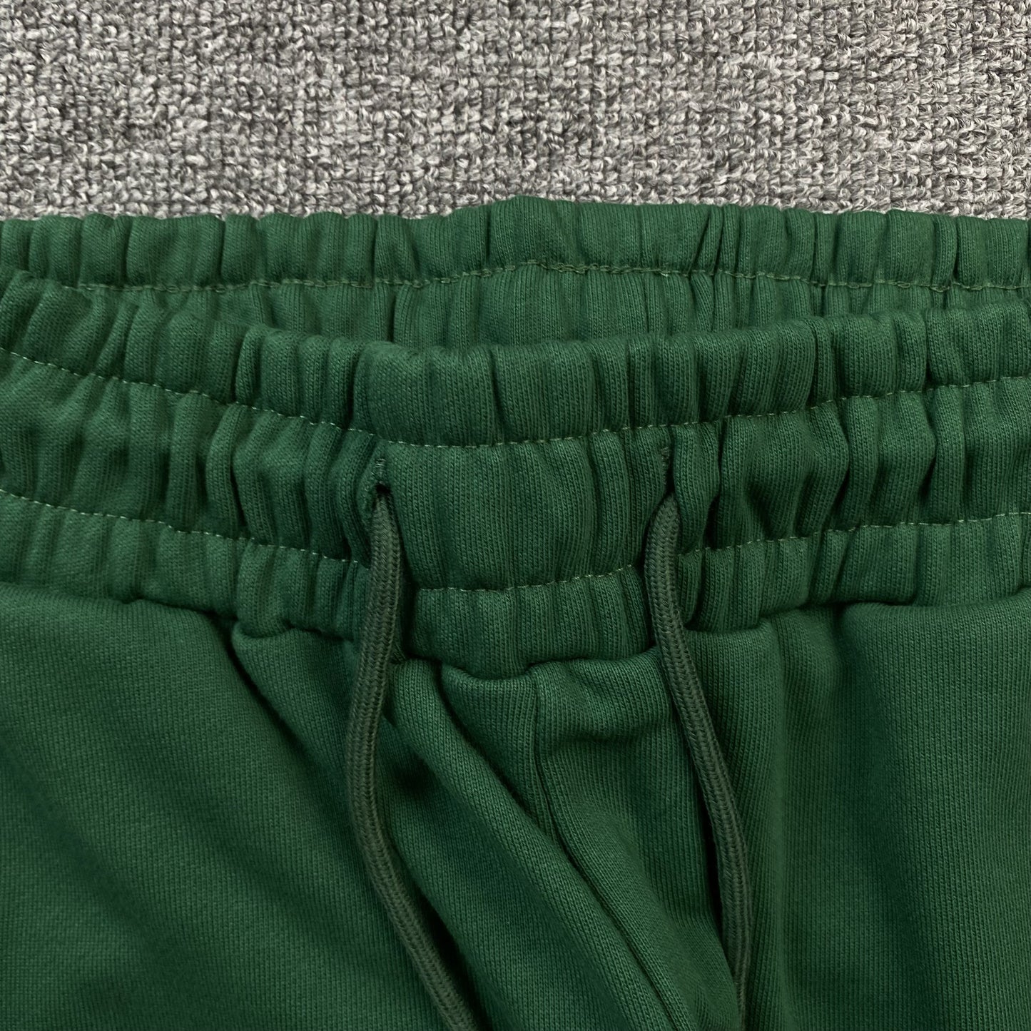 PANTALON DE SURVÊTEMENT EN COTON À MOTIFS DÉCHIRÉS VERT FONCÉ