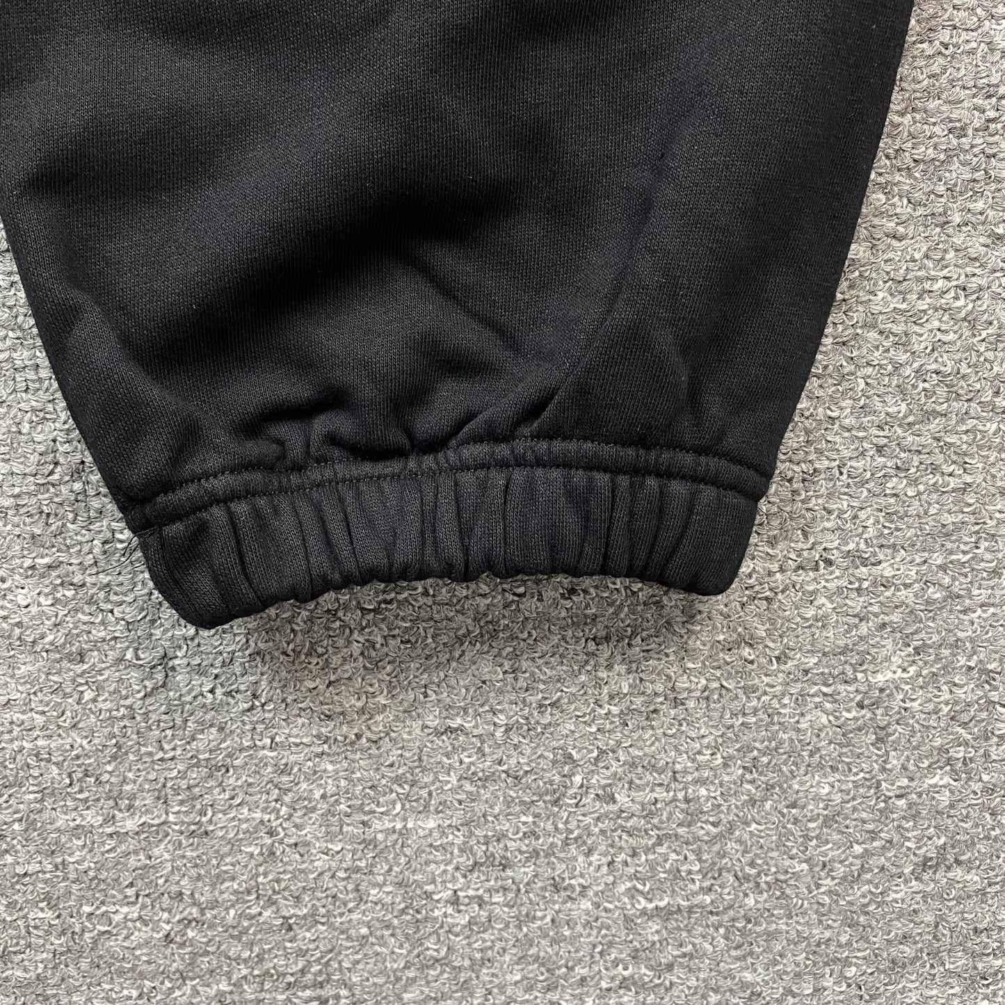 PANTALON DE SURVÊTEMENT EN DENIM TEARS, COURONNE DE COTON, NOIR MONOCHROME