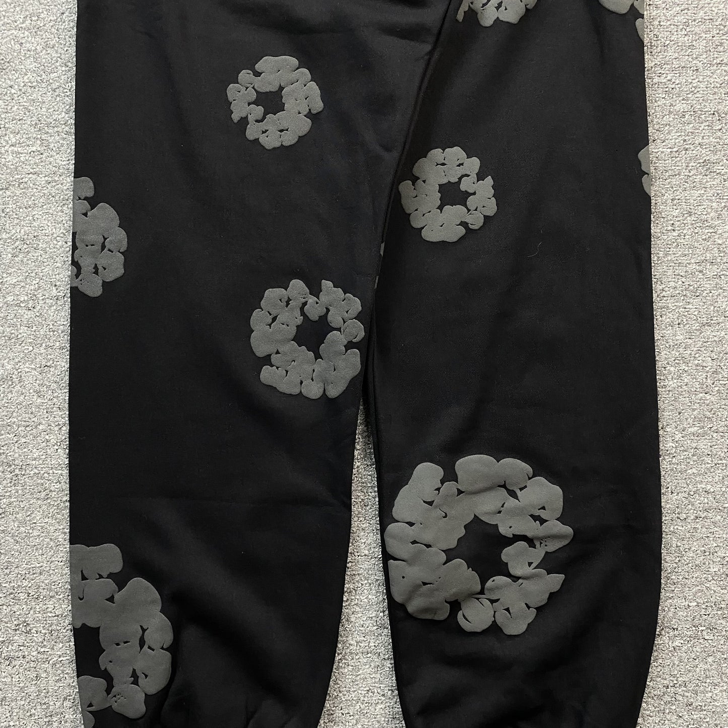 PANTALON DE SURVÊTEMENT EN DENIM TEARS, COURONNE DE COTON, NOIR MONOCHROME