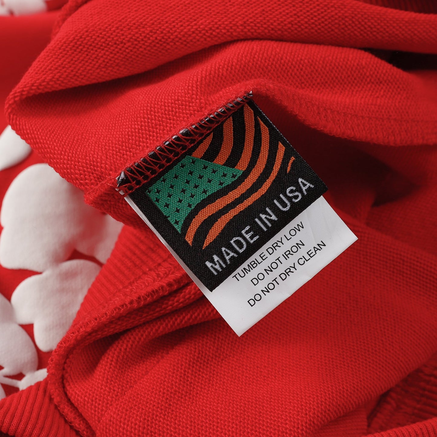 Sweat à capuche rouge en coton avec motif de déchirures de denim