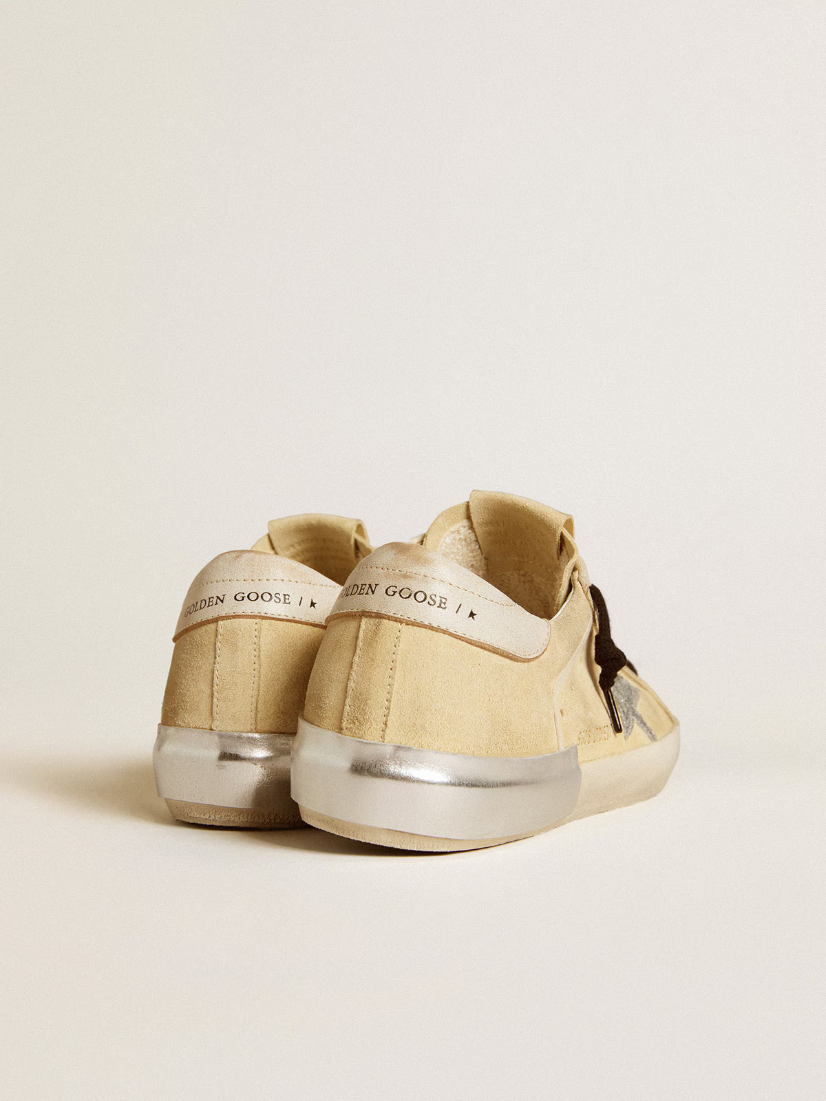 Golden Goose Super-Star LTD – Daim beige avec étoile pailletée