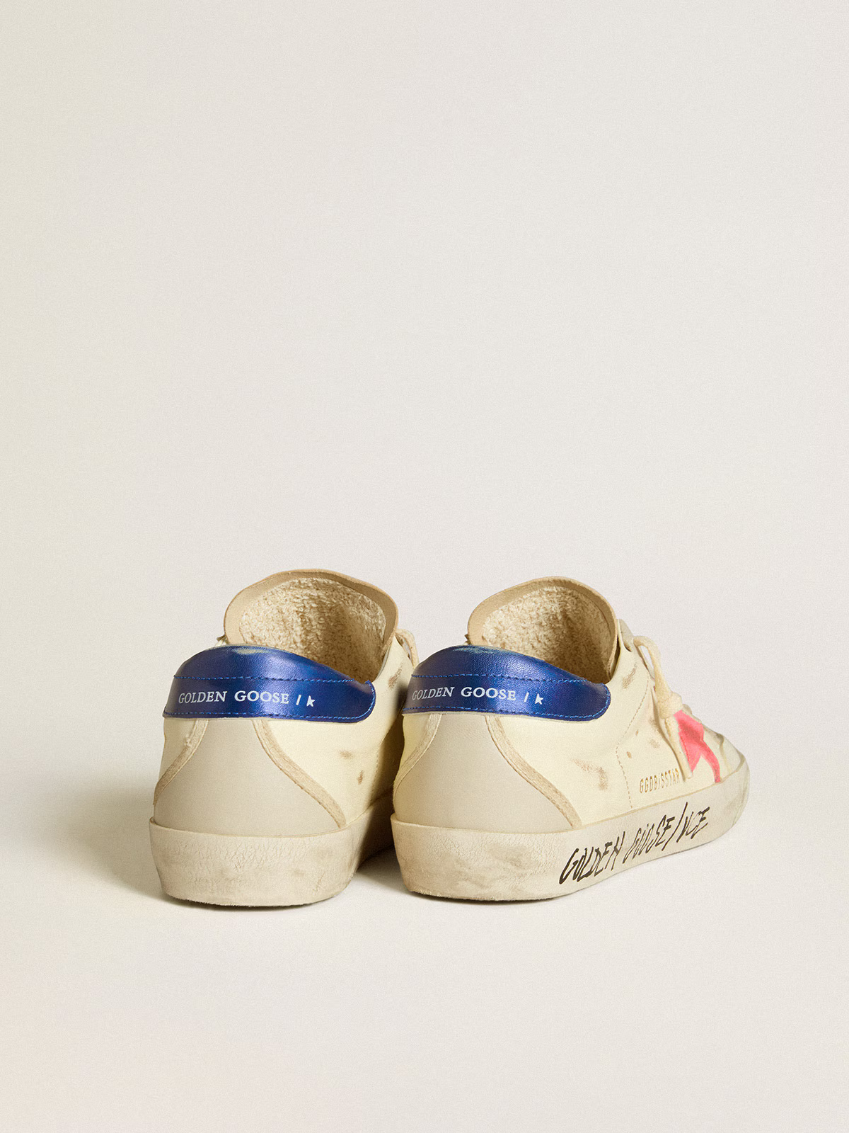 Golden Goose Super-Star – Ivory with Fuchsia Star