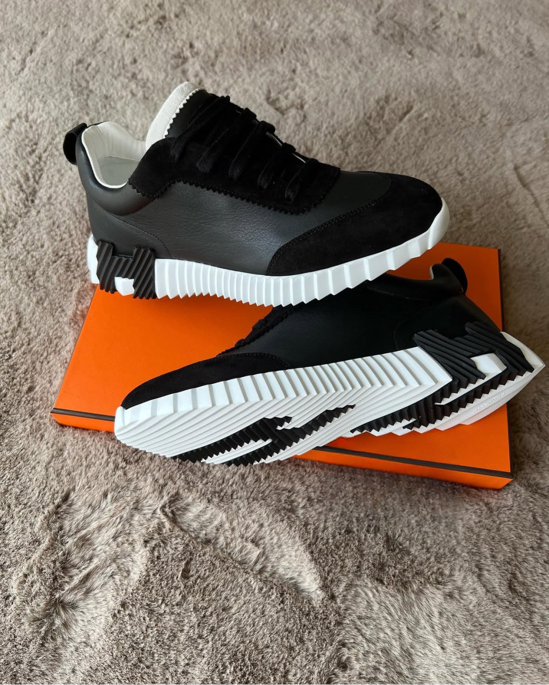 cuir noir rebondissant Hermès