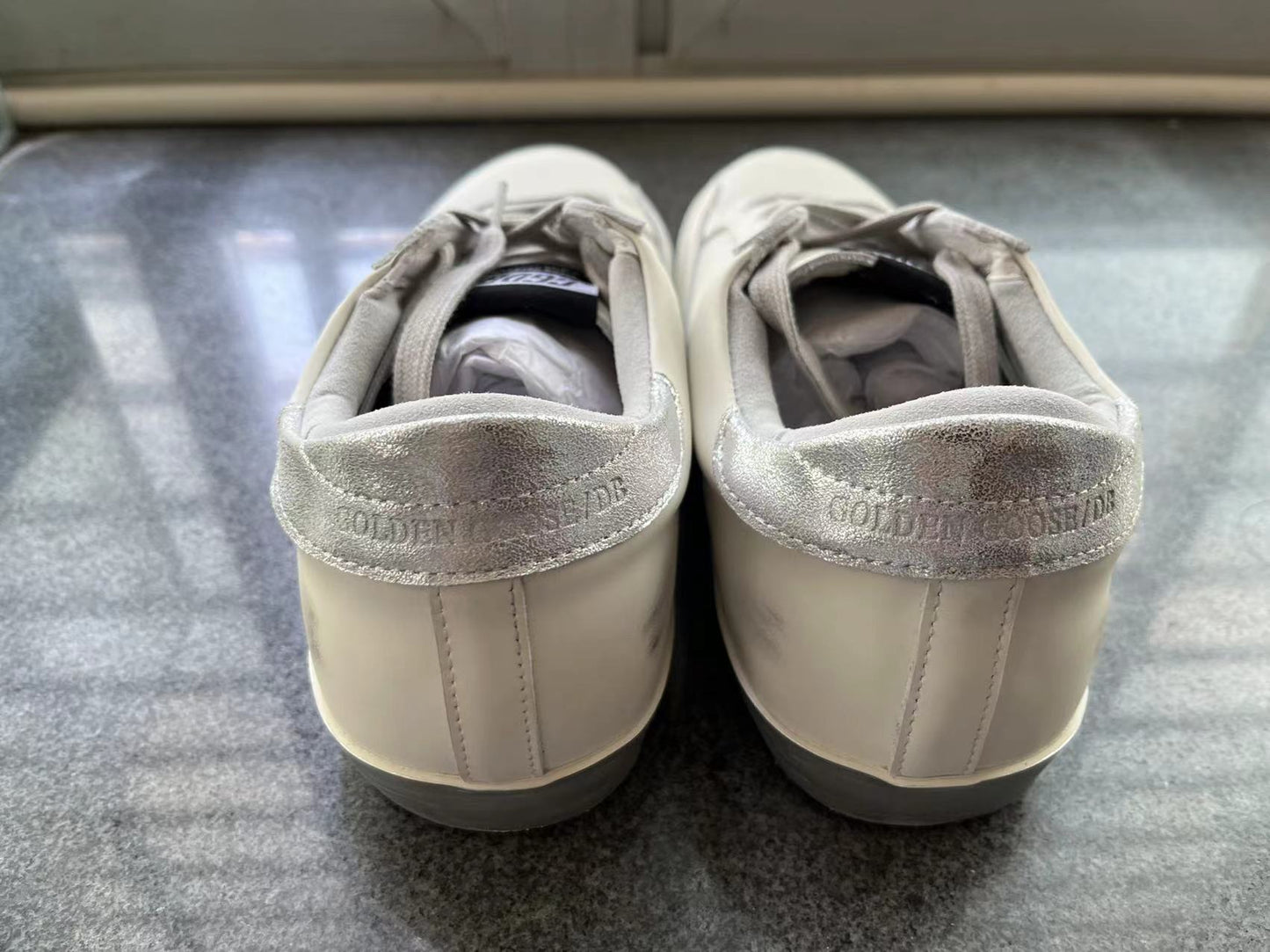 Baskets de superstar avec empiècements argentés scintillants et lettrage clouté en métal