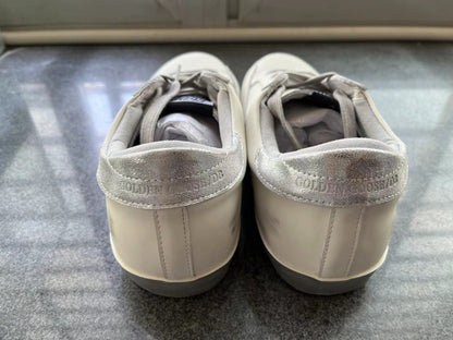 Baskets de superstar avec empiècements argentés scintillants et lettrage clouté en métal