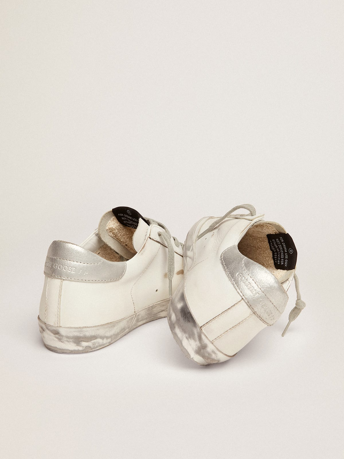 Baskets de superstar avec empiècements argentés scintillants et lettrage clouté en métal