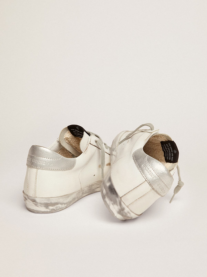 Baskets de superstar avec empiècements argentés scintillants et lettrage clouté en métal