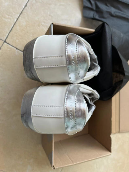 Baskets de superstar avec empiècements argentés scintillants et lettrage clouté en métal