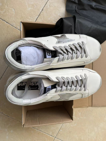 Baskets de superstar avec empiècements argentés scintillants et lettrage clouté en métal