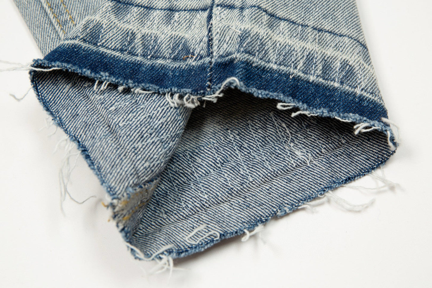 Jean vintage bleu à écusson croisé en forme de cœur chromé