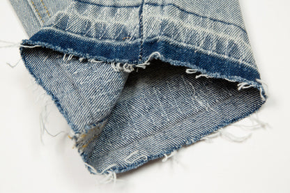 Jean vintage bleu à écusson croisé en forme de cœur chromé