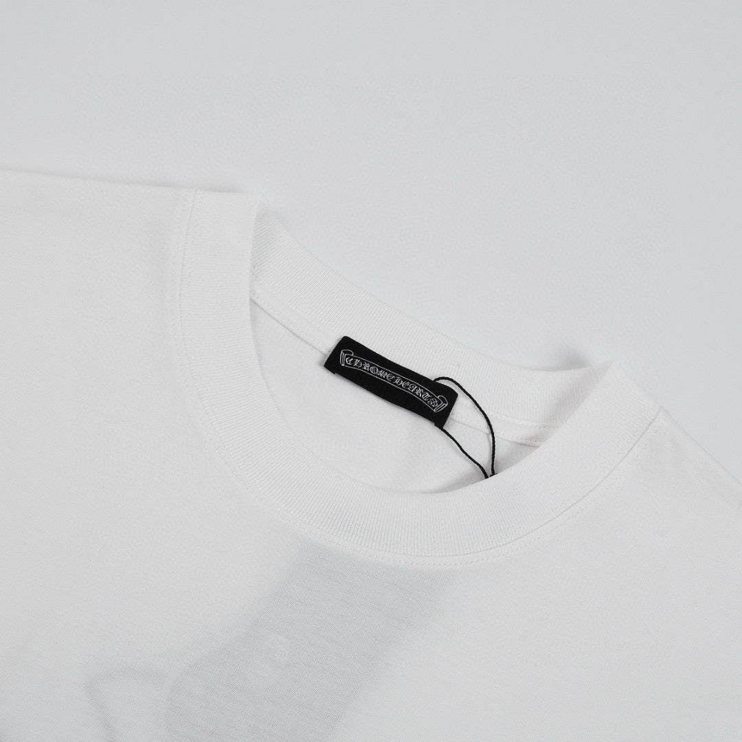 T-shirt blanc à croix noire et cœurs chromés