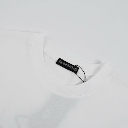 T-shirt blanc à croix noire et cœurs chromés