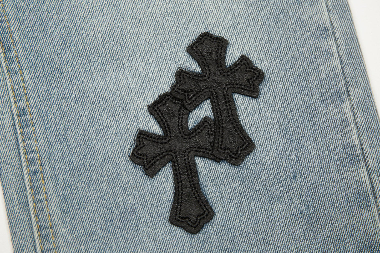 Jean vintage bleu à écusson croisé en forme de cœur chromé