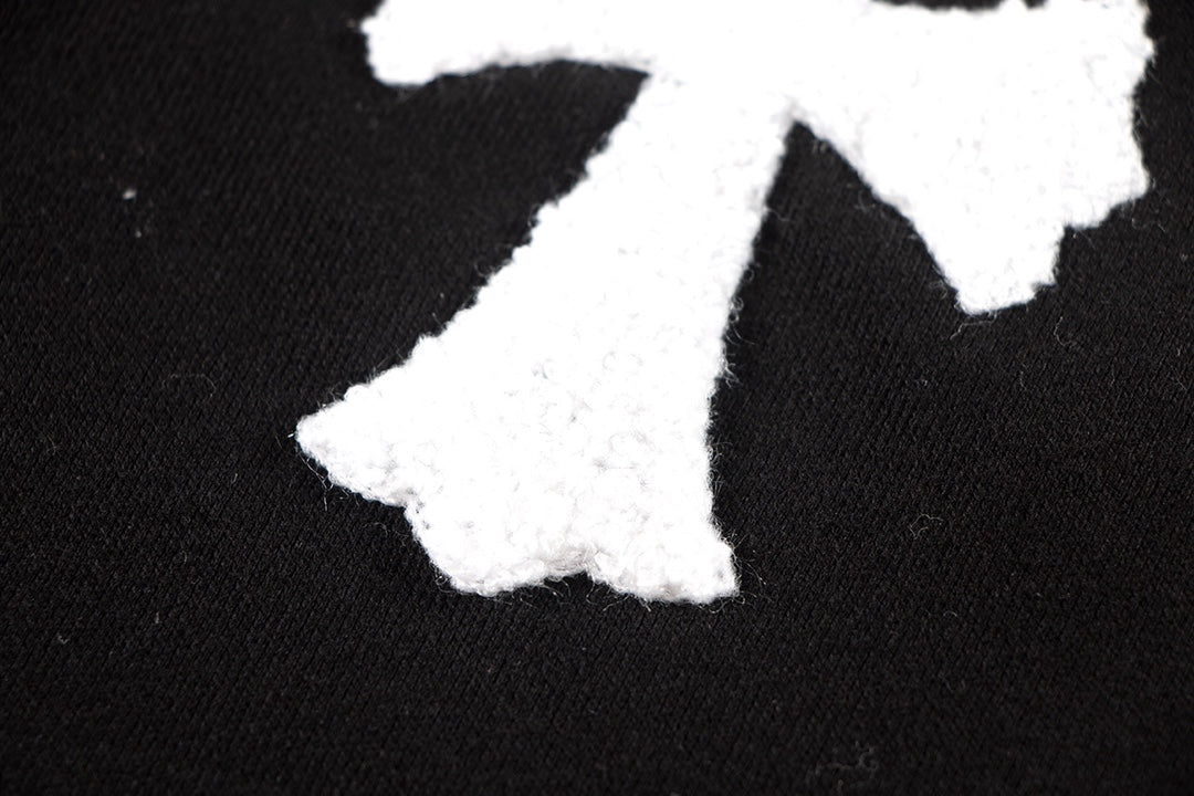 Sweat-shirt noir à cœurs chromés et croix blanche en laine