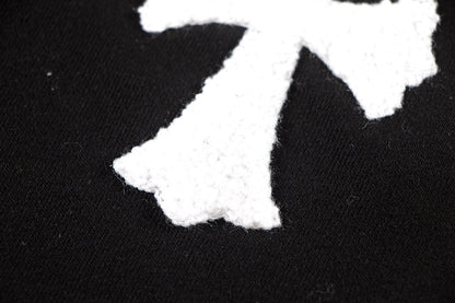 Sweat-shirt noir à cœurs chromés et croix blanche en laine