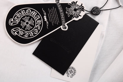 T-SHIRT BLANC ROSE AVEC LOGO DE FER À CHEVAL ET CŒURS CHROMÉS