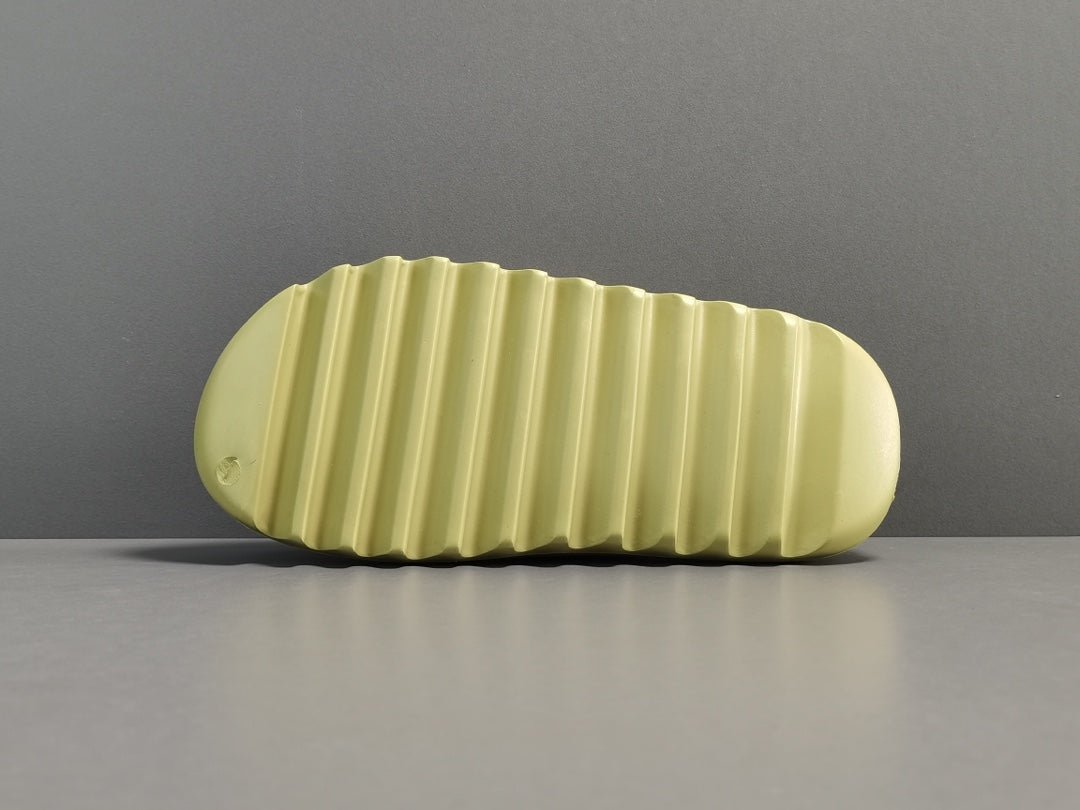 ADIDAS YEEZY SLIDE x RÉSINE