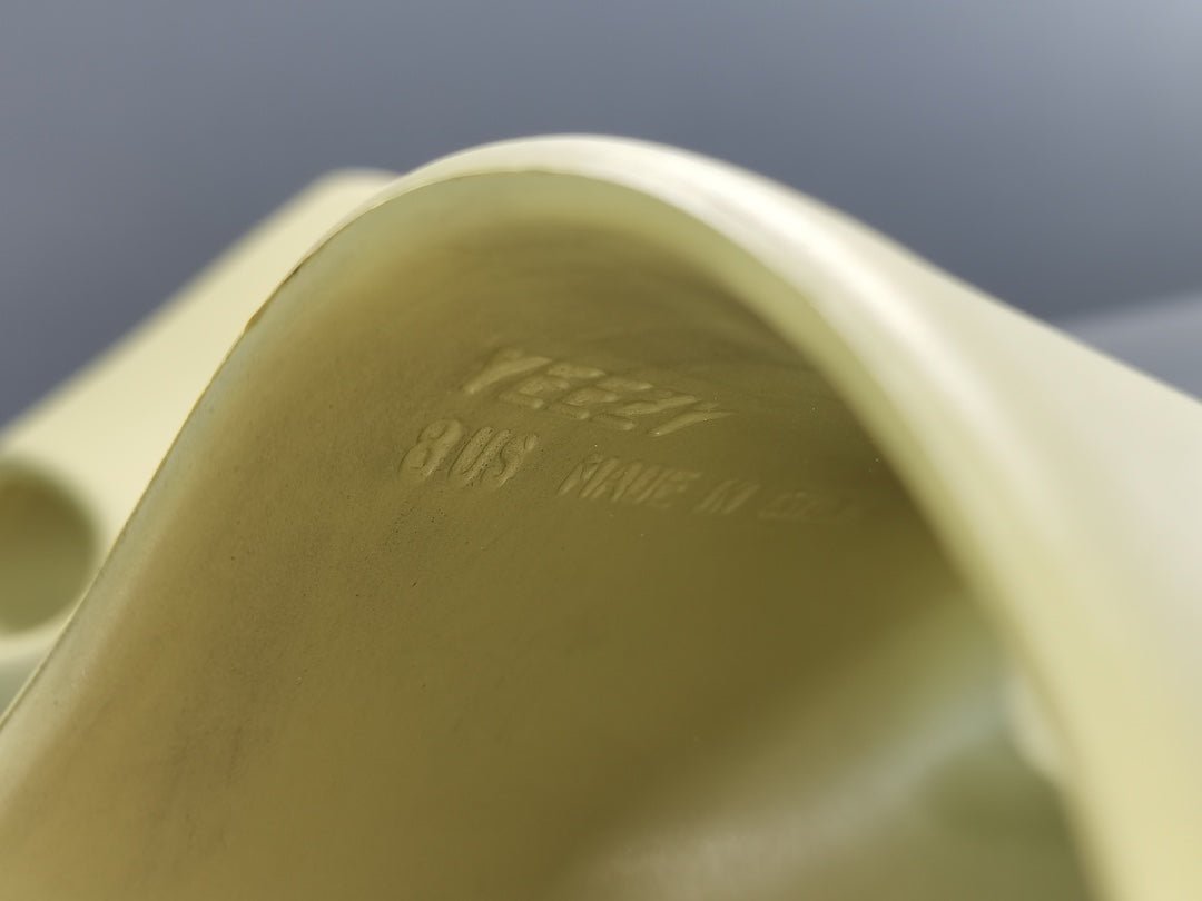 ADIDAS YEEZY SLIDE x RÉSINE