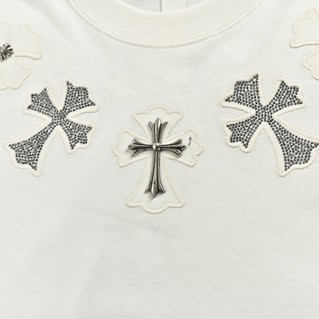 T-shirt blanc à col croisé avec motif cœurs chromés