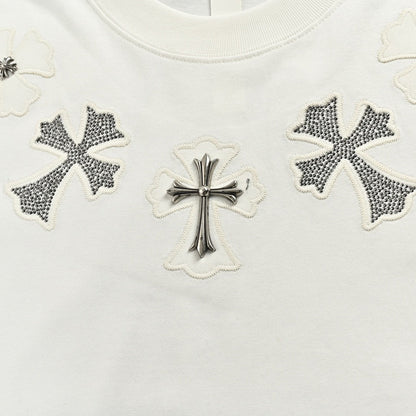 T-shirt blanc à col croisé avec motif cœurs chromés
