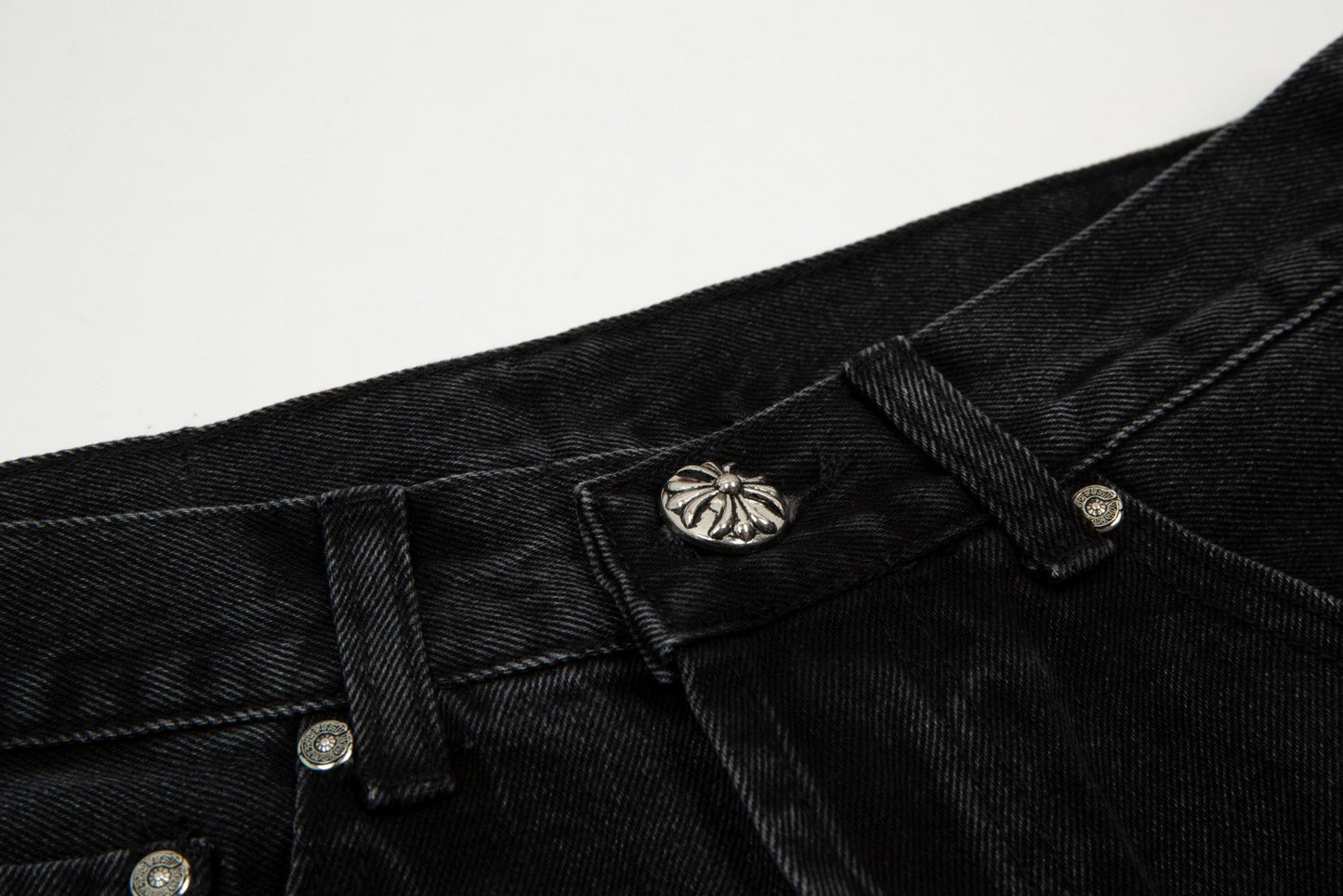 Short en jean noir à motif cœurs chromés et croix croisée