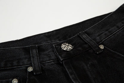 Short en jean noir à motif cœurs chromés et croix croisée