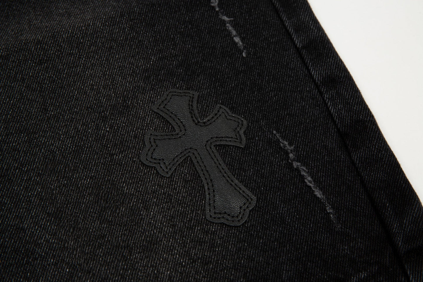 Short en jean noir à motif cœurs chromés et croix croisée