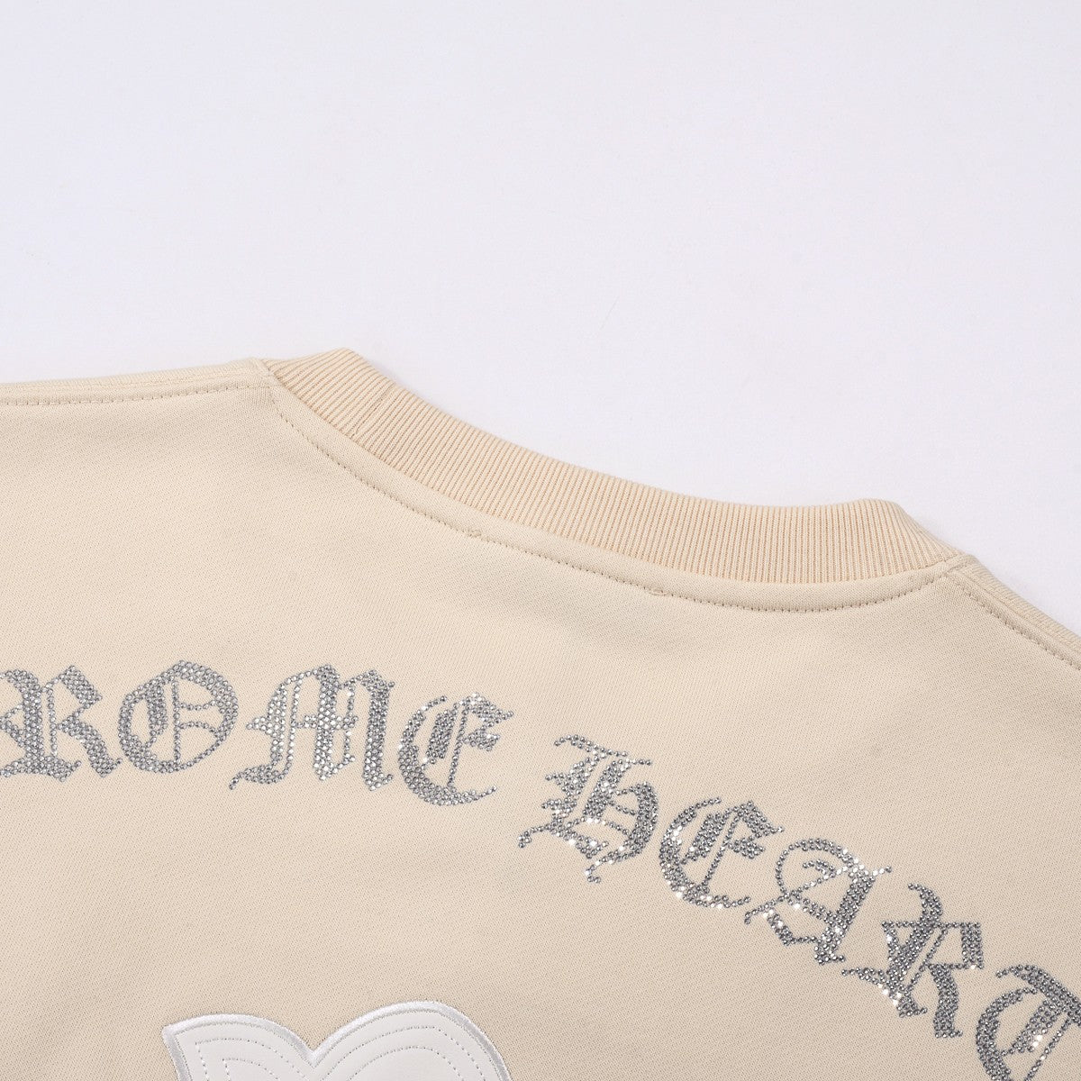 SWEAT-SHIRT BEIGE À ÉCUSSON CŒURS CHROMÉS ET CROIX BLANCHES