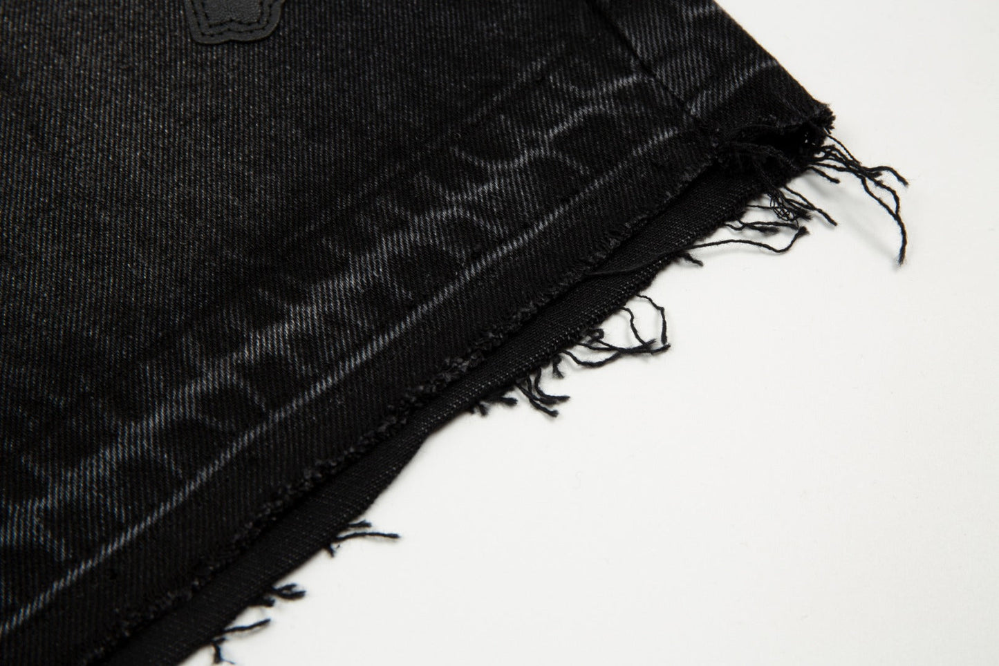 Short en jean noir à motif cœurs chromés et croix croisée