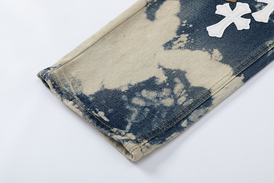 JEANS BLANC ORANGE À CŒURS CHROMÉS TIE-DYE ET ÉCUSSONS CROISÉS