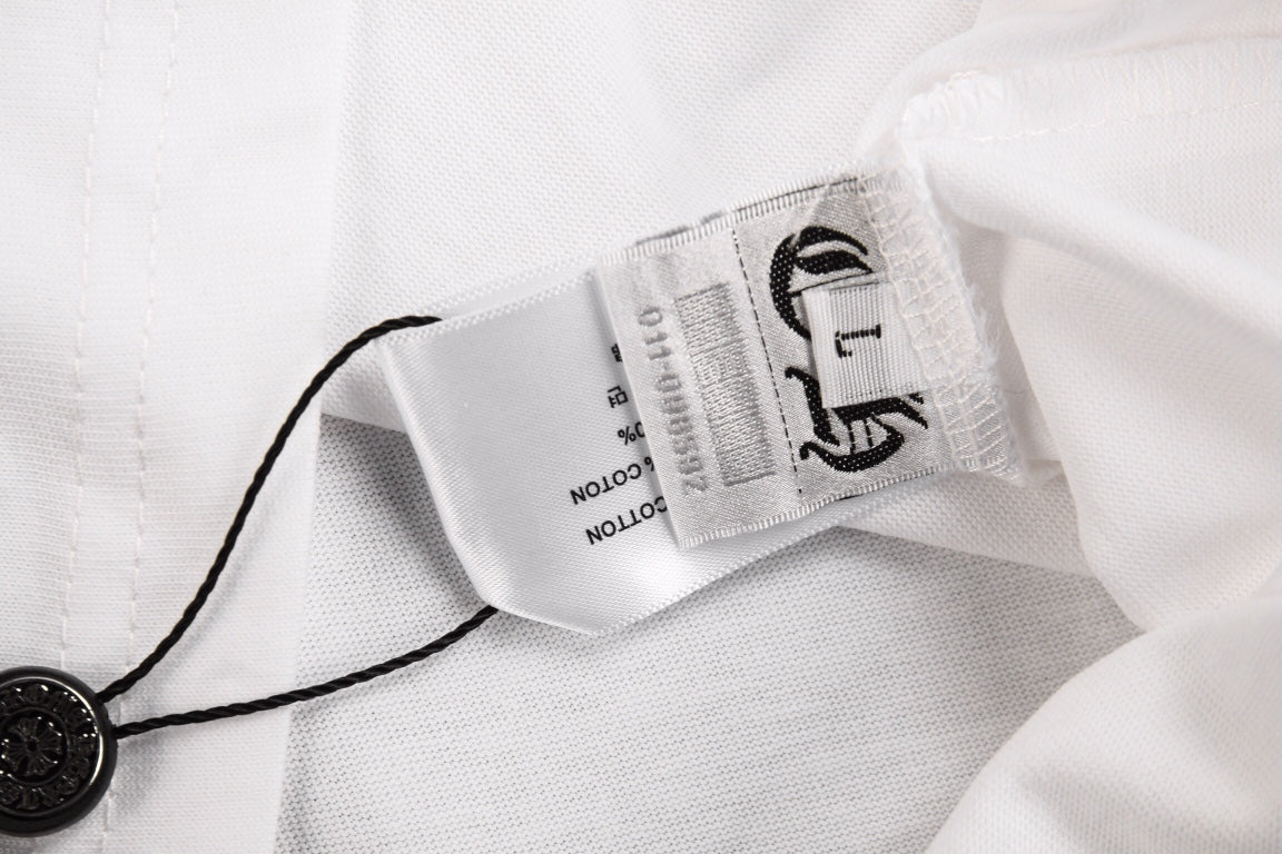 T-SHIRT BLANC ROSE AVEC LOGO DE FER À CHEVAL ET CŒURS CHROMÉS