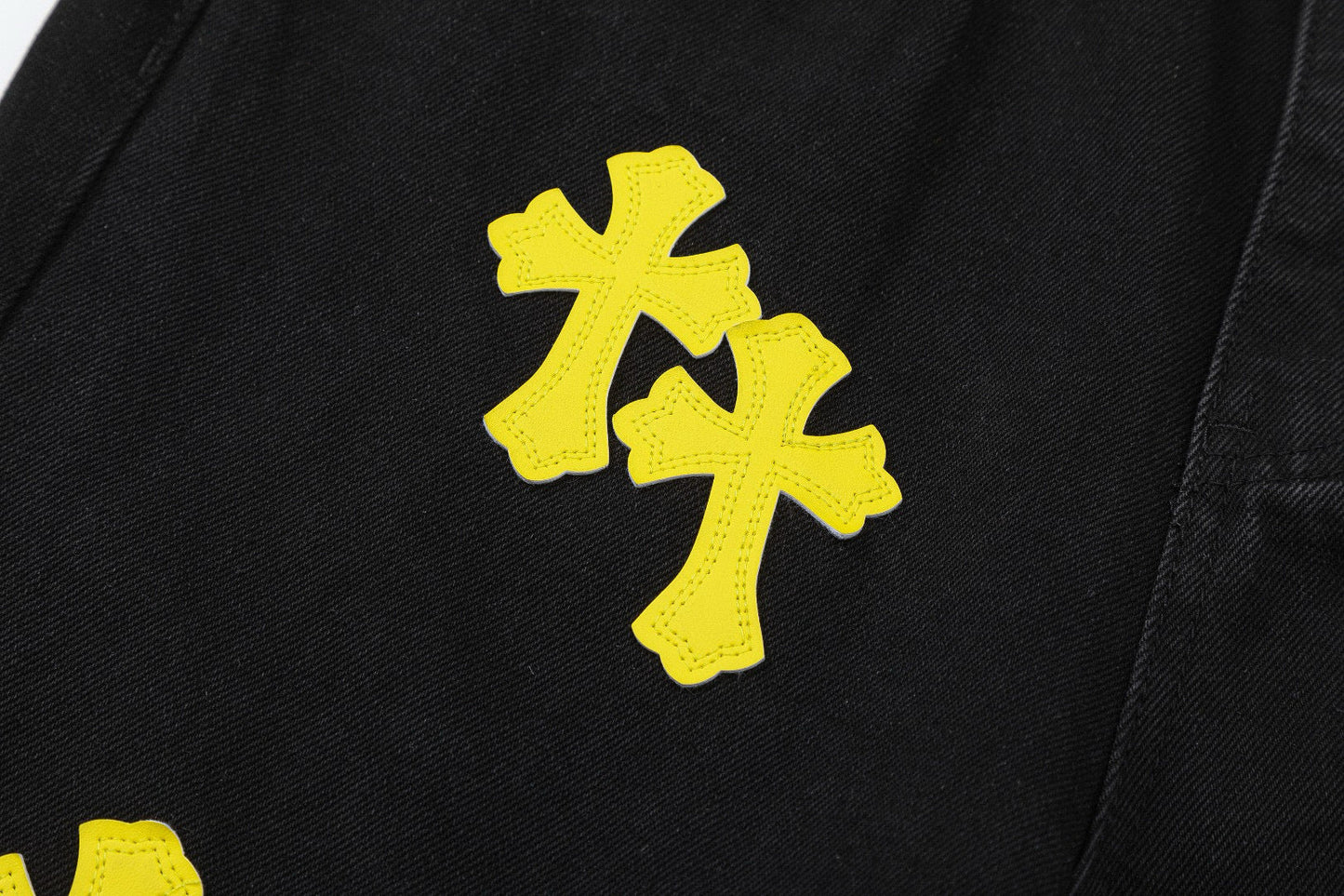 Jean noir à motif cœurs chromés et croix jaune